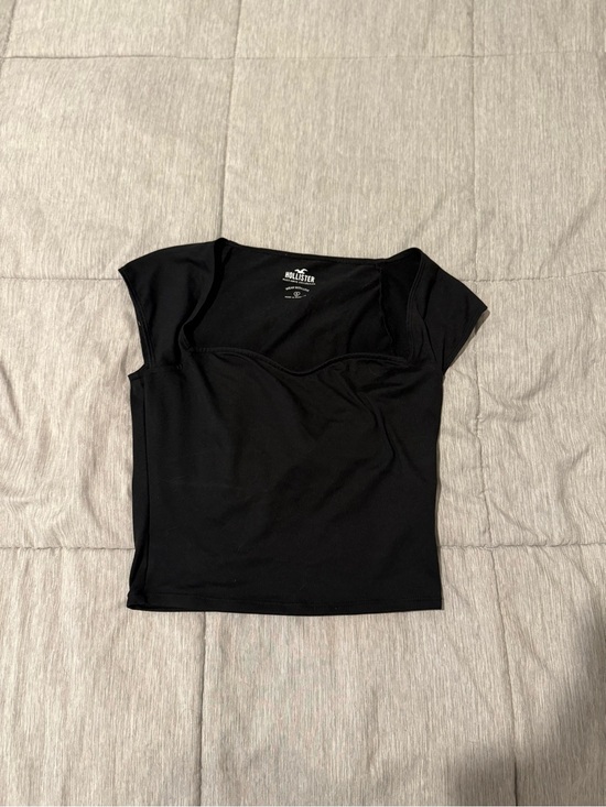 Hollister Tops - Hollister Black Scoop Neck Cap Sleeve Tee